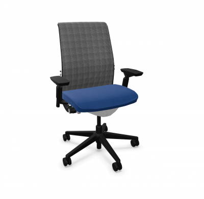 Think Drehstuhl von Steelcase mit blauem Sitzpolster und schwarzer Netzrückenlehne für ergonomisches Sitzen.